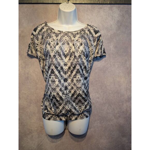 Erika loose fit top size. Large - Picture 1 of 4